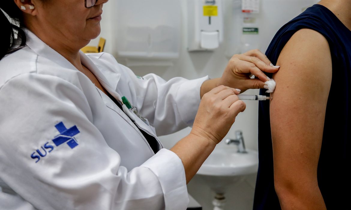 Mundo Pediatria - Rio amplia para 18 anos faixa etária para vacinação da dengue